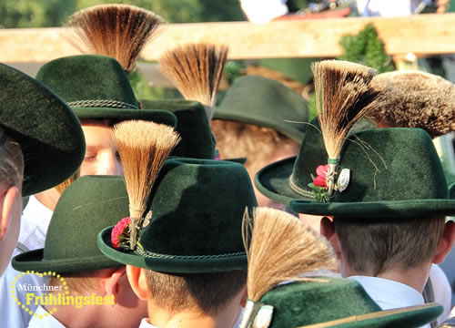 Traditionelle Tracht auf dem Volksfest in Gmund - Feiern in Bayern