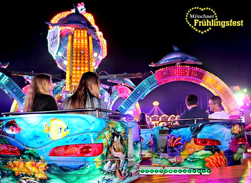 Gaudi auf dem Würzburger Volksfest in Unterfranken - Fahrgeschäft auf dem Frühlingsfest in Würzburg - Feiern in Bayern